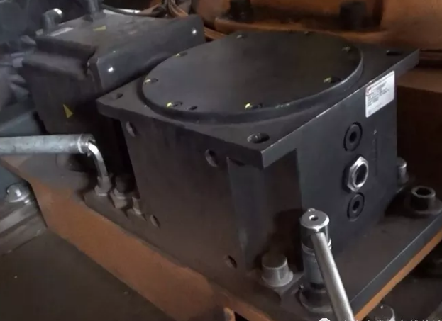 擰松變數(shù)箱的三個緊固螺絲,和一個偏心輪的緊固螺絲 擰松變數(shù)箱的三個緊固螺絲,和一個偏心輪的緊固螺絲